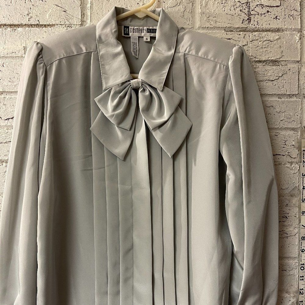 Gorgeous, VINTAGE, Silver, pleated Secretary SK & Company Petite Blouse 6